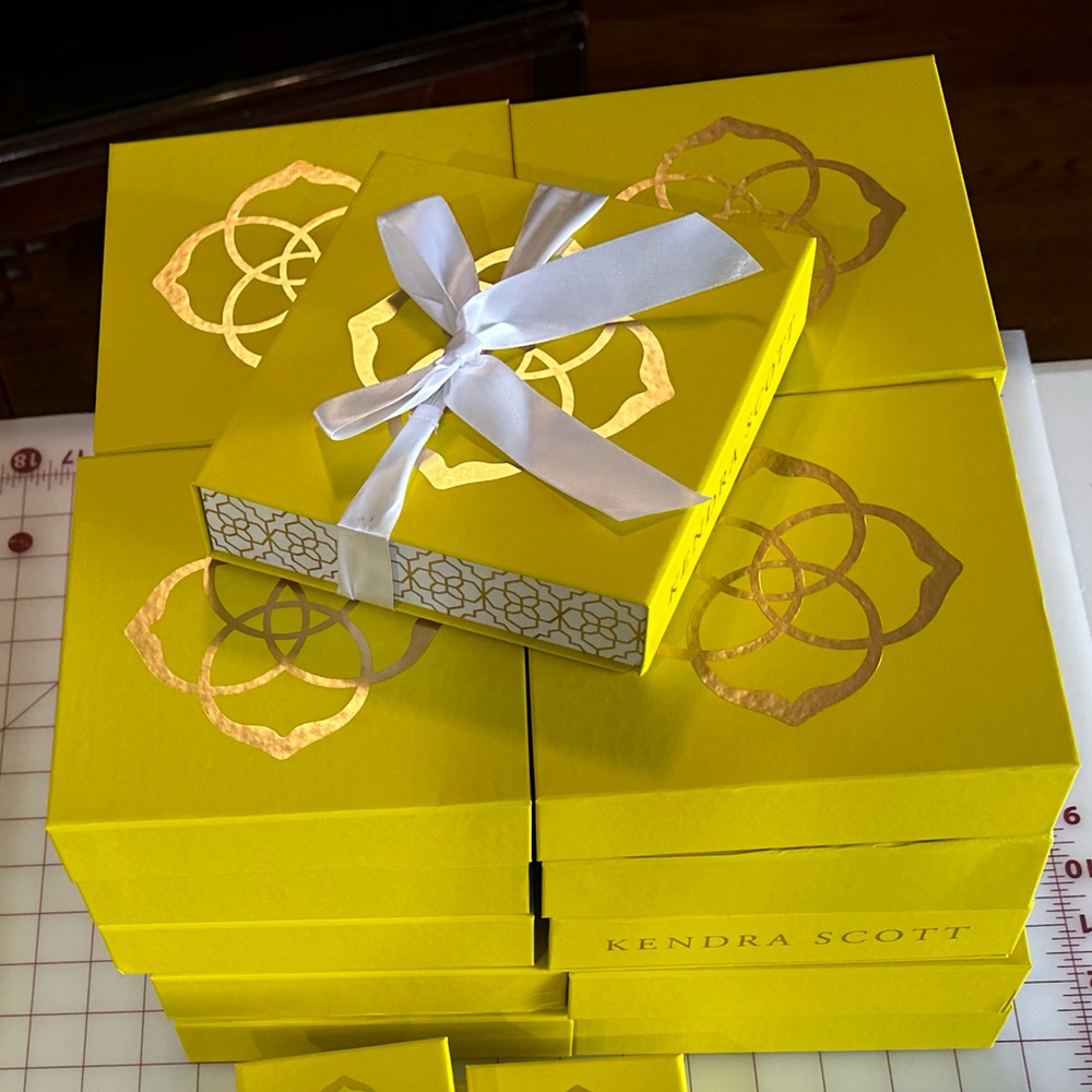 Kendra Scott yellow gold & white large square shaped gift boxes & bows